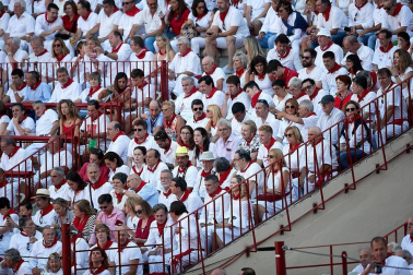 Público asistente a la Plaza de Toros de Pamplona durante la cuarta corrida de la Feria del Toro 2018.