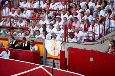 Público asistente a la Plaza de Toros de Pamplona durante la cuarta corrida de la Feria del Toro 2018.