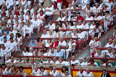 Público asistente a la Plaza de Toros de Pamplona durante la cuarta corrida de la Feria del Toro 2018.