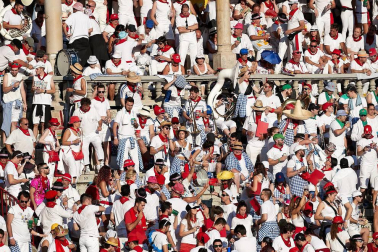 Público asistente a la Plaza de Toros de Pamplona durante la cuarta corrida de la Feria del Toro 2018.