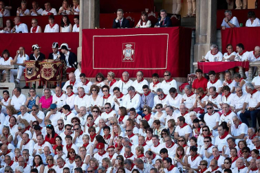 Público asistente a la Plaza de Toros de Pamplona durante la cuarta corrida de la Feria del Toro 2018.