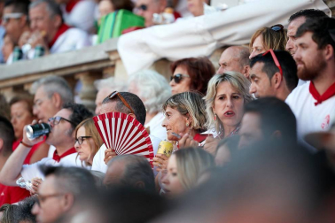 Público asistente a la Plaza de Toros de Pamplona durante la cuarta corrida de la Feria del Toro 2018.