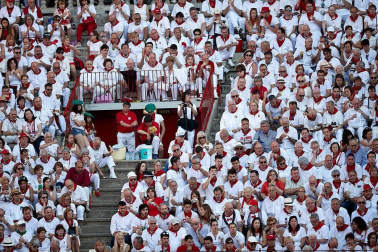 Público asistente a la Plaza de Toros de Pamplona durante la cuarta corrida de la Feria del Toro 2018.