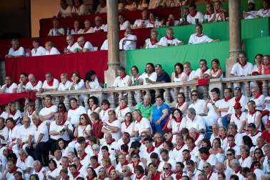 Público asistente a la Plaza de Toros de Pamplona durante la cuarta corrida de la Feria del Toro 2018.