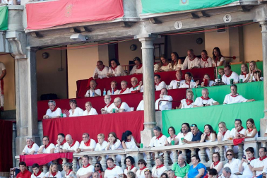 Público asistente a la Plaza de Toros de Pamplona durante la cuarta corrida de la Feria del Toro 2018.