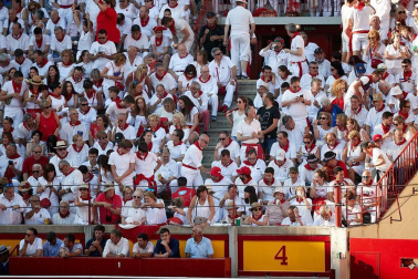 Público asistente a la Plaza de Toros de Pamplona durante la cuarta corrida de la Feria del Toro 2018.