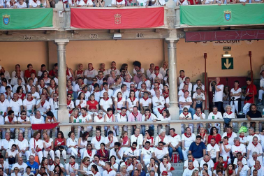 Público asistente a la Plaza de Toros de Pamplona durante la cuarta corrida de la Feria del Toro 2018.