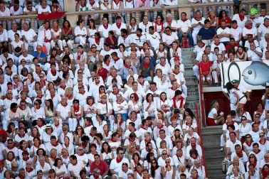 Público asistente a la Plaza de Toros de Pamplona durante la cuarta corrida de la Feria del Toro 2018.