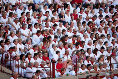 Público asistente a la Plaza de Toros de Pamplona durante la cuarta corrida de la Feria del Toro 2018.