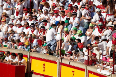 Público asistente a la Plaza de Toros de Pamplona durante la cuarta corrida de la Feria del Toro 2018.