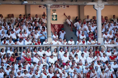 Público asistente a la Plaza de Toros de Pamplona durante la cuarta corrida de la Feria del Toro 2018.