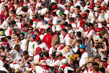 Público asistente a la Plaza de Toros de Pamplona durante la cuarta corrida de la Feria del Toro 2018.