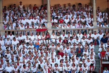 Público asistente a la Plaza de Toros de Pamplona durante la cuarta corrida de la Feria del Toro 2018.