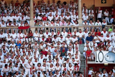 Público asistente a la Plaza de Toros de Pamplona durante la cuarta corrida de la Feria del Toro 2018.