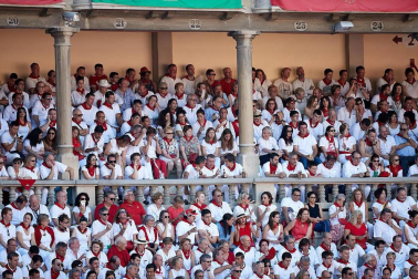 Público asistente a la Plaza de Toros de Pamplona durante la cuarta corrida de la Feria del Toro 2018.