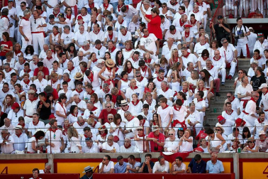 Público asistente a la Plaza de Toros de Pamplona durante la cuarta corrida de la Feria del Toro 2018.