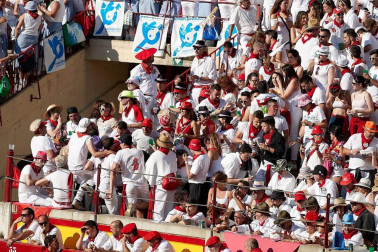 Público asistente a la Plaza de Toros de Pamplona durante la cuarta corrida de la Feria del Toro 2018.