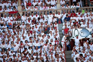 Público asistente a la Plaza de Toros de Pamplona durante la cuarta corrida de la Feria del Toro 2018.