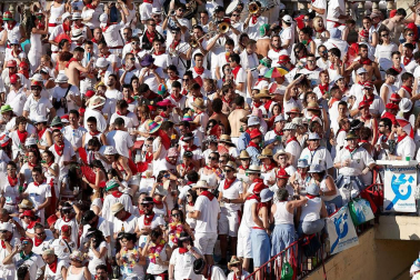 Público asistente a la Plaza de Toros de Pamplona durante la cuarta corrida de la Feria del Toro 2018.