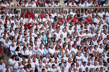 Público asistente a la Plaza de Toros de Pamplona durante la cuarta corrida de la Feria del Toro 2018.