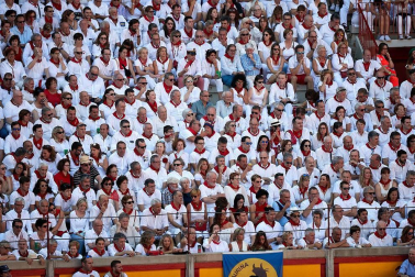 Público asistente a la Plaza de Toros de Pamplona durante la cuarta corrida de la Feria del Toro 2018.