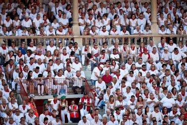 Público asistente a la Plaza de Toros de Pamplona durante la cuarta corrida de la Feria del Toro 2018.