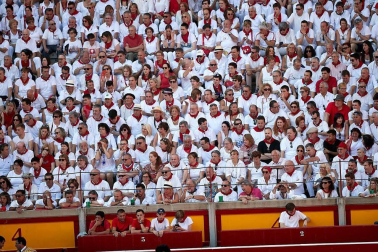 Público asistente a la Plaza de Toros de Pamplona durante la cuarta corrida de la Feria del Toro 2018.