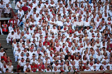 Público asistente a la Plaza de Toros de Pamplona durante la cuarta corrida de la Feria del Toro 2018.