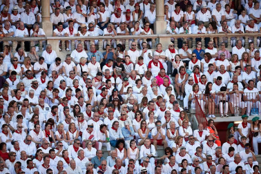Público asistente a la Plaza de Toros de Pamplona durante la cuarta corrida de la Feria del Toro 2018.