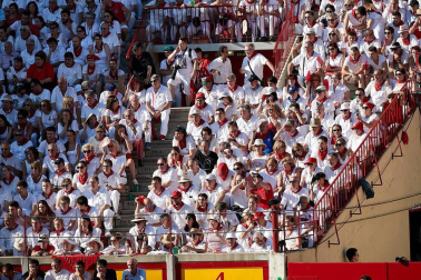 Público asistente a la Plaza de Toros de Pamplona durante la cuarta corrida de la Feria del Toro 2018.