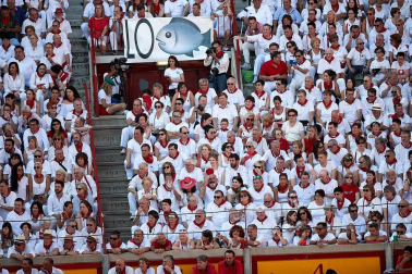 Público asistente a la Plaza de Toros de Pamplona durante la cuarta corrida de la Feria del Toro 2018.