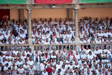 Público asistente a la Plaza de Toros de Pamplona durante la cuarta corrida de la Feria del Toro 2018.