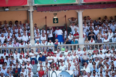 Público asistente a la Plaza de Toros de Pamplona durante la cuarta corrida de la Feria del Toro 2018.