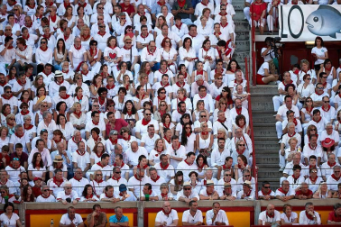Público asistente a la Plaza de Toros de Pamplona durante la cuarta corrida de la Feria del Toro 2018.