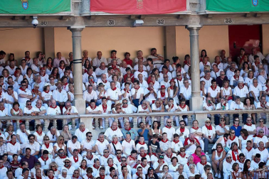 Público asistente a la Plaza de Toros de Pamplona durante la cuarta corrida de la Feria del Toro 2018.