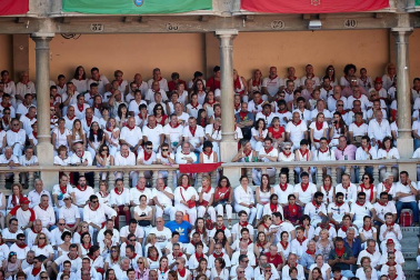 Público asistente a la Plaza de Toros de Pamplona durante la cuarta corrida de la Feria del Toro 2018.