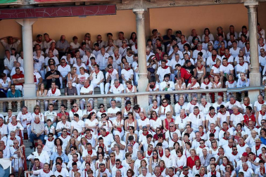 Público asistente a la Plaza de Toros de Pamplona durante la cuarta corrida de la Feria del Toro 2018.