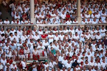 Público asistente a la Plaza de Toros de Pamplona durante la cuarta corrida de la Feria del Toro 2018.