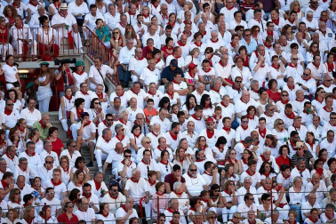 Público asistente a la Plaza de Toros de Pamplona durante la cuarta corrida de la Feria del Toro 2018.