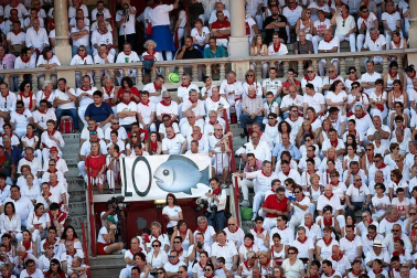 Público asistente a la Plaza de Toros de Pamplona durante la cuarta corrida de la Feria del Toro 2018.
