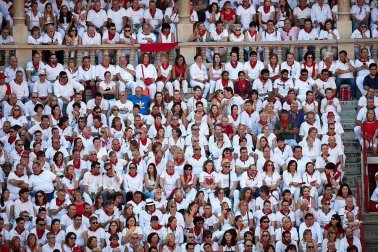 Público asistente a la Plaza de Toros de Pamplona durante la cuarta corrida de la Feria del Toro 2018.