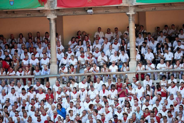 Público asistente a la Plaza de Toros de Pamplona durante la cuarta corrida de la Feria del Toro 2018.