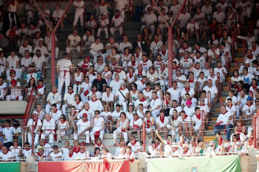 Público asistente a la Plaza de Toros de Pamplona durante la cuarta corrida de la Feria del Toro 2018.
