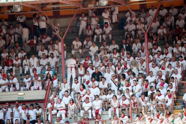 Público asistente a la Plaza de Toros de Pamplona durante la cuarta corrida de la Feria del Toro 2018.