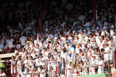 Público asistente a la Plaza de Toros de Pamplona durante la cuarta corrida de la Feria del Toro 2018.