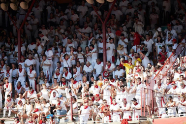 Público asistente a la Plaza de Toros de Pamplona durante la cuarta corrida de la Feria del Toro 2018.