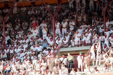 Público asistente a la Plaza de Toros de Pamplona durante la cuarta corrida de la Feria del Toro 2018.