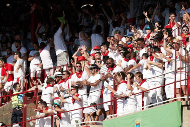 Público asistente a la Plaza de Toros de Pamplona durante la cuarta corrida de la Feria del Toro 2018.