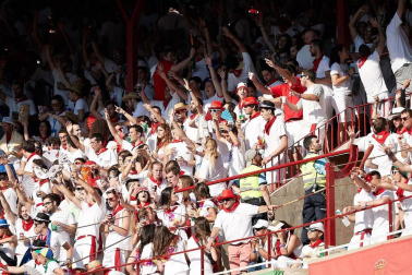 Público asistente a la Plaza de Toros de Pamplona durante la cuarta corrida de la Feria del Toro 2018.