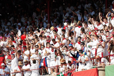 Público asistente a la Plaza de Toros de Pamplona durante la cuarta corrida de la Feria del Toro 2018.